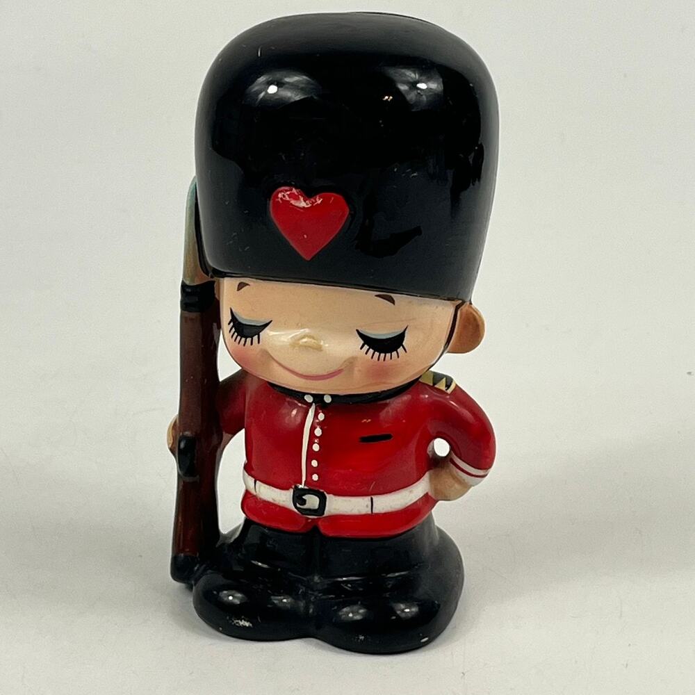 Vintage Queen's Guard Piggy Bank Ceramic Figurine 5.5in London Soldier Red Heart